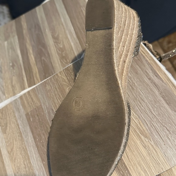 Gold wedge shoes slightly use size 8 1/2 - Picture 9 of 11